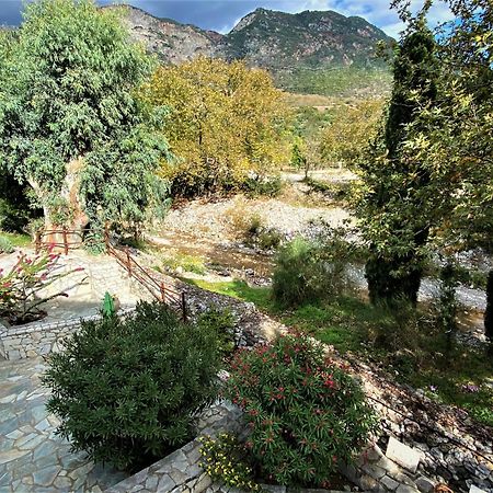 Steinturm Mit Dach-Terrasse Zwischen Fluss, Meer Und Gebirge- Spiti Pirgos Paralia Sergoulas Exterior foto